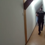 Zenu proti jej voli drzal v byte Policia zasahovala zverejnila video