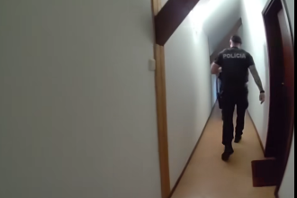 Zenu proti jej voli drzal v byte Policia zasahovala zverejnila video