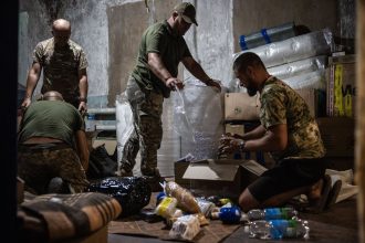 Borsc im pada z neba Ukrajinci zasobuju vojakov dronmi