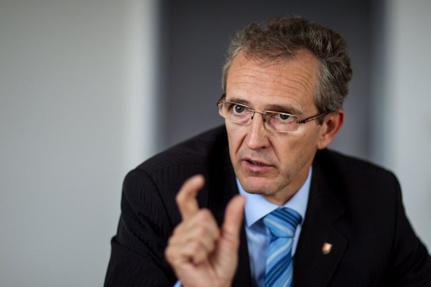 Byvaly europoslanec Stefanec opustil KDH hlasovanie so Smerom oznacil za pokrytecke