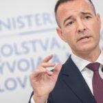 Drucker chce hladat uspory aj racionalizaciou skol