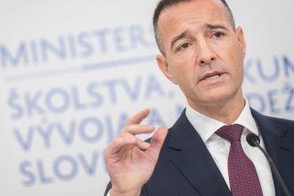 Drucker chce hladat uspory aj racionalizaciou skol