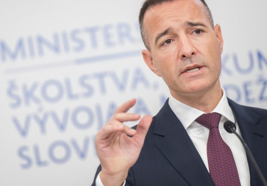 Drucker chce hladat uspory aj racionalizaciou skol