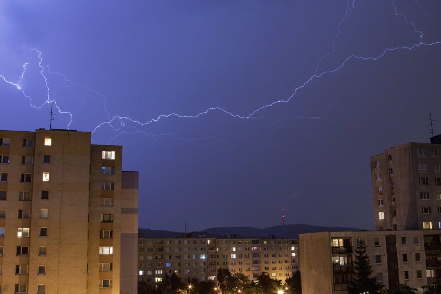Lejak vietor mozno aj krupy na vychode Slovenska