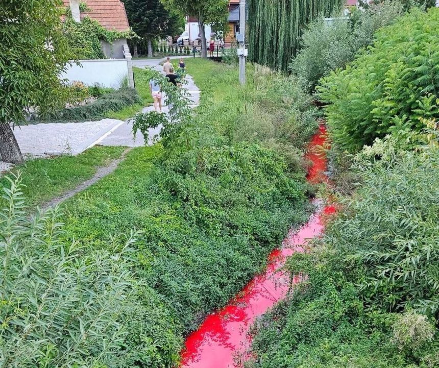 Ludi vystrasila krvavo cervena voda v potoku v obci pri Prievidzi zasahovala enviropolicia