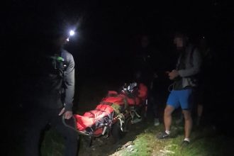 Mladi muzi v problemoch Turistovi zlyhalo koleno bezcovi telo