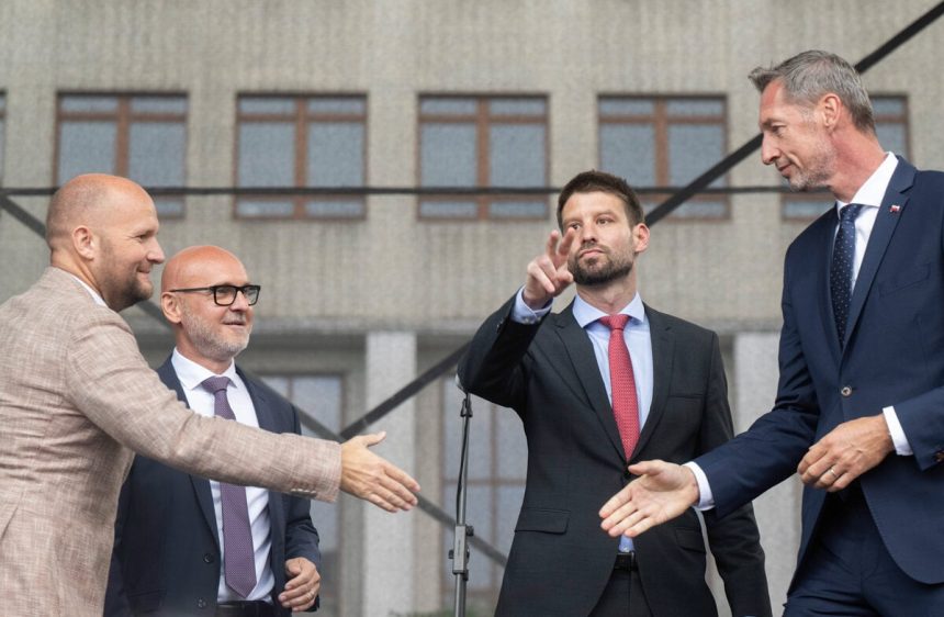 Opozicia ma co vysvetlovat volicom Test spoluprace by bol Majersky na proteste v Bratislave