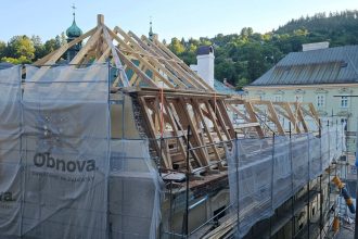 Po pozari v Banskej Stiavnici krov vstava z popola