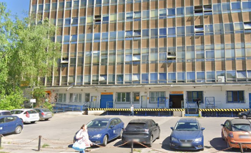 Policia preveruje zasielku s ampulkami a drogami