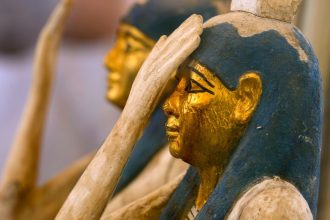 Pracovnik egyptskeho muzea ukradol a predal naramok faraona