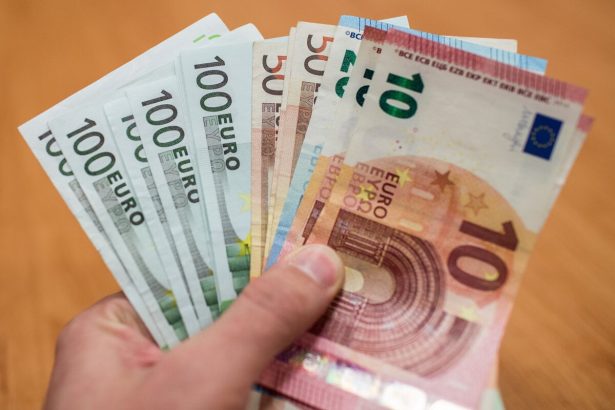 Priemerna mzda v juli rastla vo vsetkych odvetviach