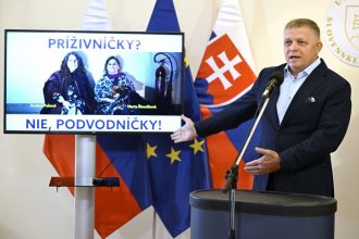 Ranny brifing Ficova obsesia Simeckovcami sa prehlbuje