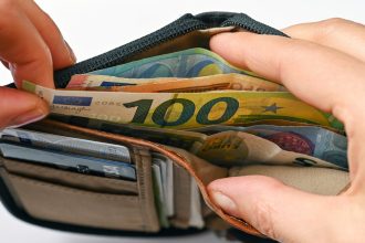 V auguste zbankrotovalo viac Slovakov ako vlani