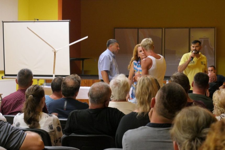 V kulturnom dome to vrelo odporcovia kricali proti turbinam