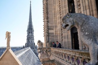 Veze parizskej katedraly Notre Dame opat privitali navstevnikov