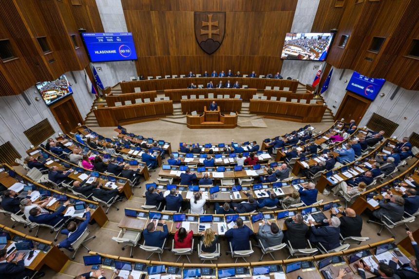 Za par dni a na konci bez Kamenickeho Smer Hlas a SNS schvalili konsolidacny balicek