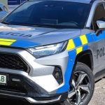 Zachranne zlozky privolali k nehode auta v plote