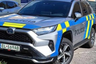 Zachranne zlozky privolali k nehode auta v plote