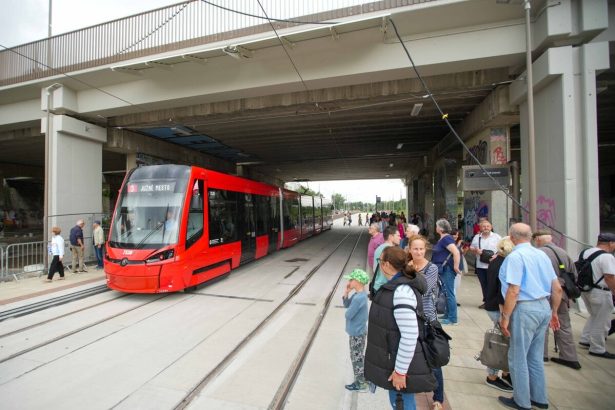 Zastavky mali byt na zaciatku skolskeho roka