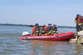 Zena skocila z mosta do rieky hasici o nu bojovali