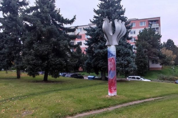 Banovska radnica odstrani statny znak z Fizelovej sochy