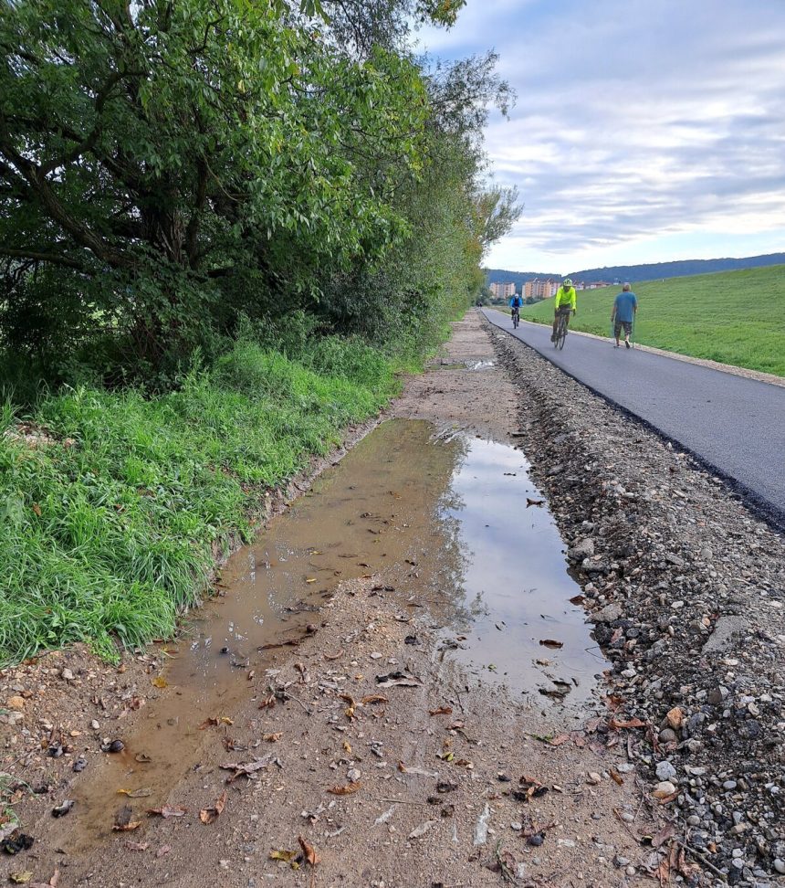Blato nuti chodcov na cyklotrasu spory vznikaju Kraj upravu chodnika neplanuje