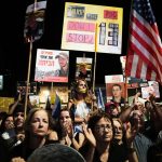 Desattisice ludi v Izraeli demonstrovali za navrat rukojemnikov