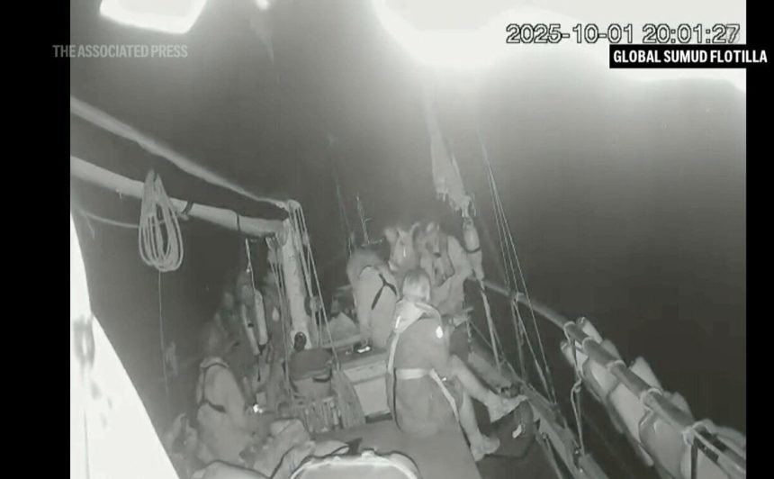 Izraelske vojnove lode obklucili flotilu do Gazy