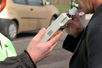 Jeden zbural plot druhy jazdil po chodniku