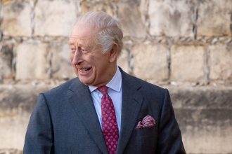 Kral Karol III oficialne podpori vojenskych veteranov zo sexualnych mensin
