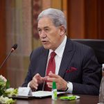 Muz na Novom Zelande rozbil okno ministra