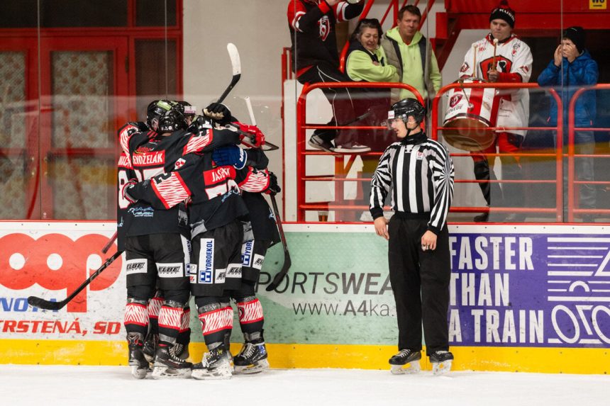 Na lad lietali plysaky goly do branky supera