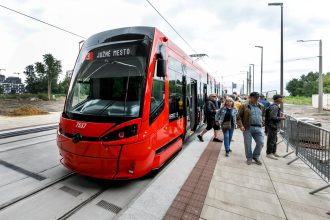 Novy dodavatel pristreskov na zastavky elektricky v Petrzalke zacne tento tyzden
