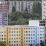 Obyvatelia Bratislavskeho kraja pracuju na meter stvorcovy bytu o mesiac dlhsie ako v Nitre