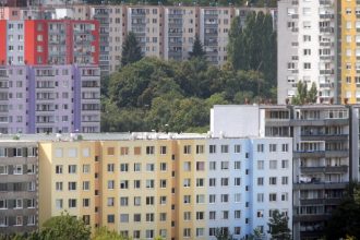 Obyvatelia Bratislavskeho kraja pracuju na meter stvorcovy bytu o mesiac dlhsie ako v Nitre