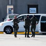 Pri zasahu imigracneho a colneho uradu utrpela zranenia bezpecnostna zlozka aj podozrivy