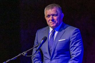 Robertova cinska cesta k autokracii