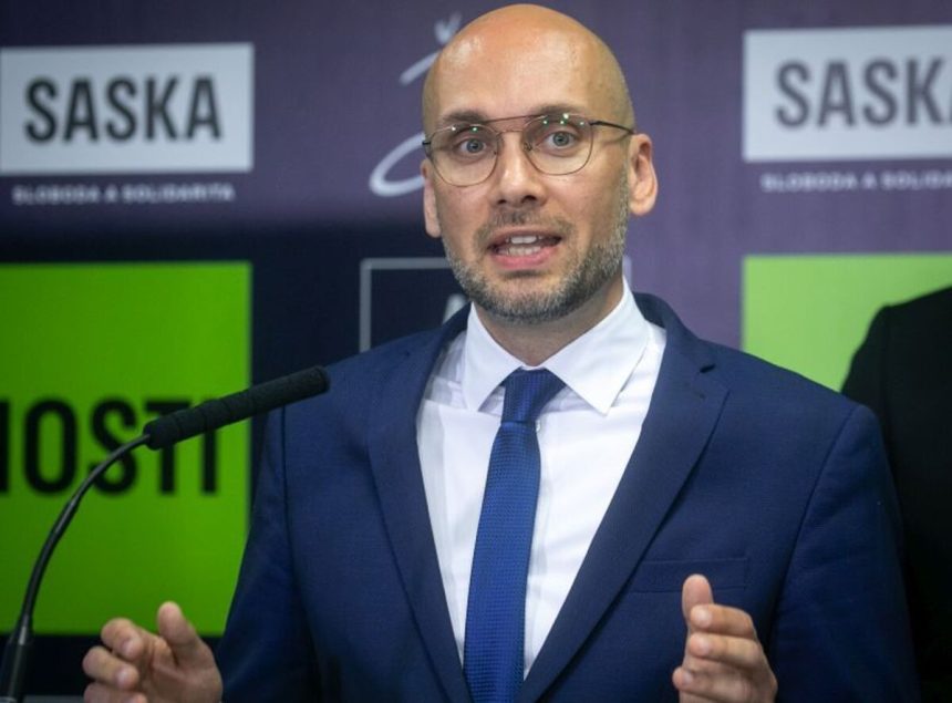 Sakova by mala odstupit z funkcie tvrdi SaS