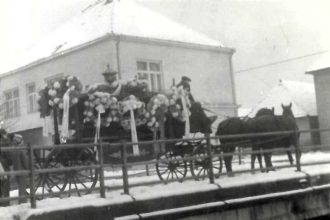 Turcania patraju po starych pohrebnych fotografiach