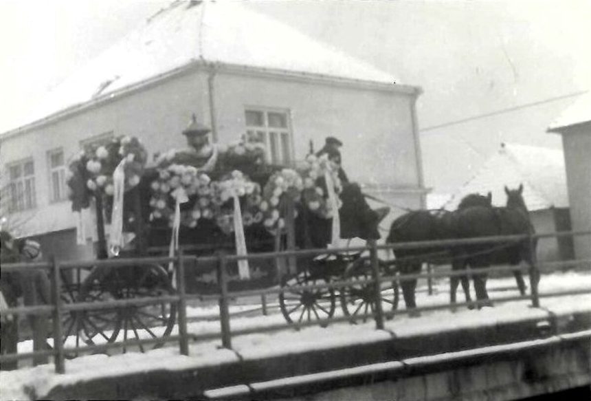 Turcania patraju po starych pohrebnych fotografiach