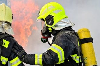 V Lutile horel rodinny dom zachranari pomahali dvom ludom