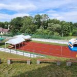 Zrusili hody kamiony premavaju stredom dediny