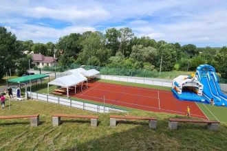 Zrusili hody kamiony premavaju stredom dediny