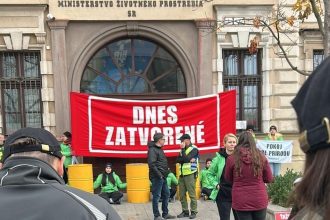 Aktivisti zatarasili vstup do ministerstva Taraba podal trestne oznamenie