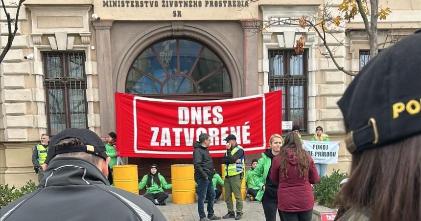 Aktivisti zatarasili vstup do ministerstva Taraba podal trestne oznamenie