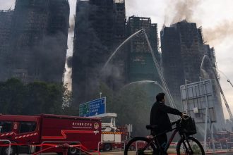 Bambusove lesenie len odvadza pozornost po poziari v Hongkongu