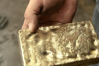 Cena zlata vzrastla na dvojtyzdnove maximum cena striebra dosiahla rekord