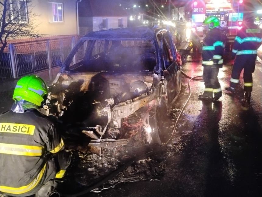 Hasici zasahovali pri poziari auta v Dargove
