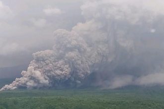 Indonezia Po vybuchu sopky Semeru zachranovali 170 horolezcov