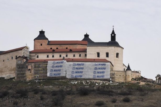 KULTURA Tim expertov tvrdi ze konanie riaditelky ohrozuje obnovu hradu
